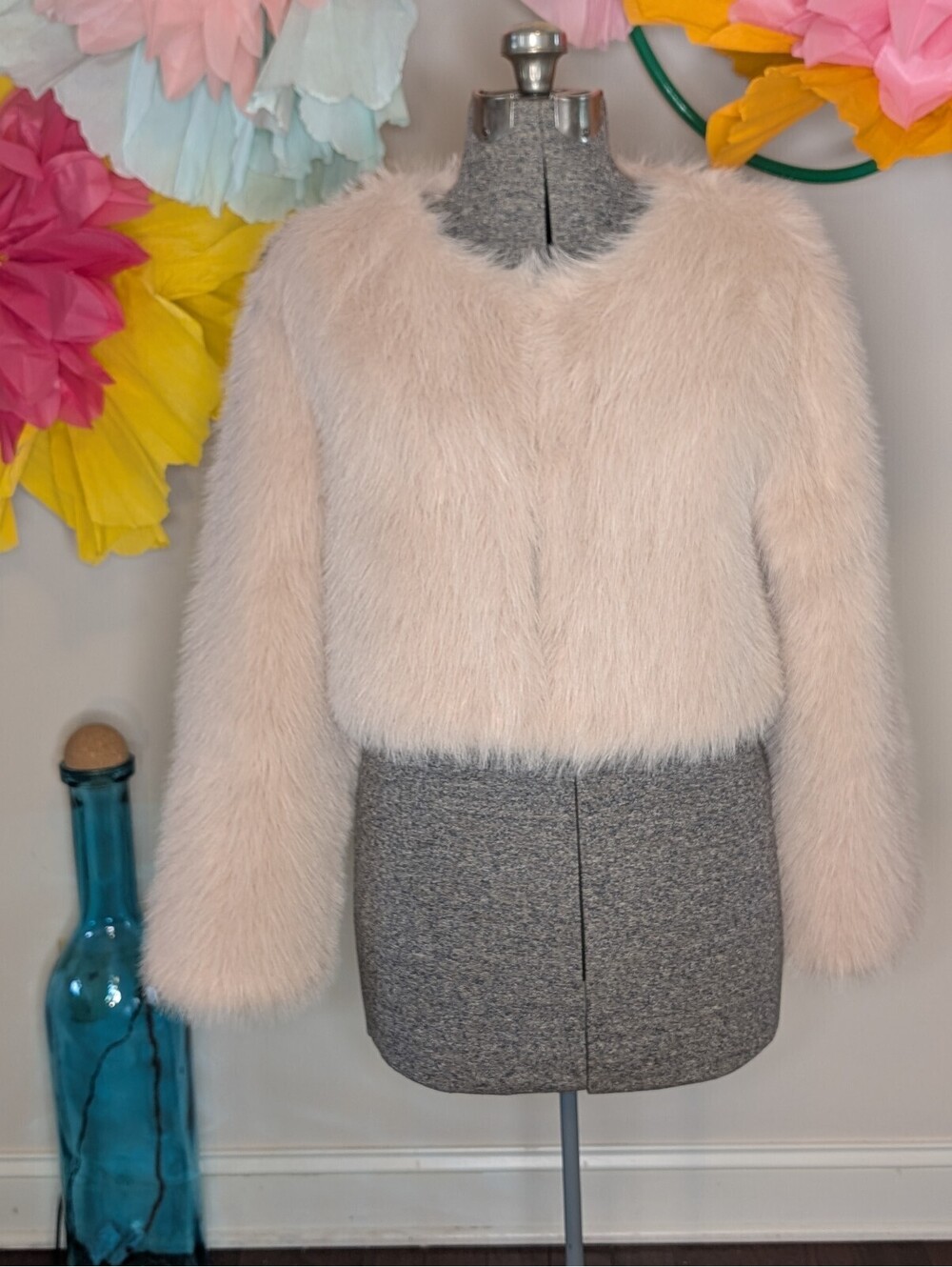 2036 - Adorable Blush Faux Fur Cropped Jacket - Large